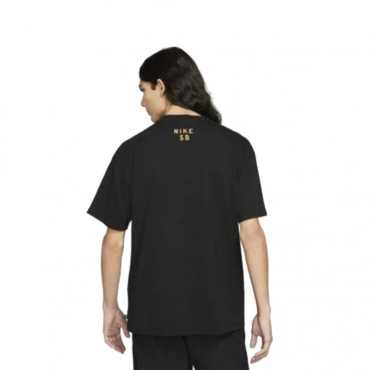 Camiseta Nike SB Tee Cherub Negra Modelo Trasera