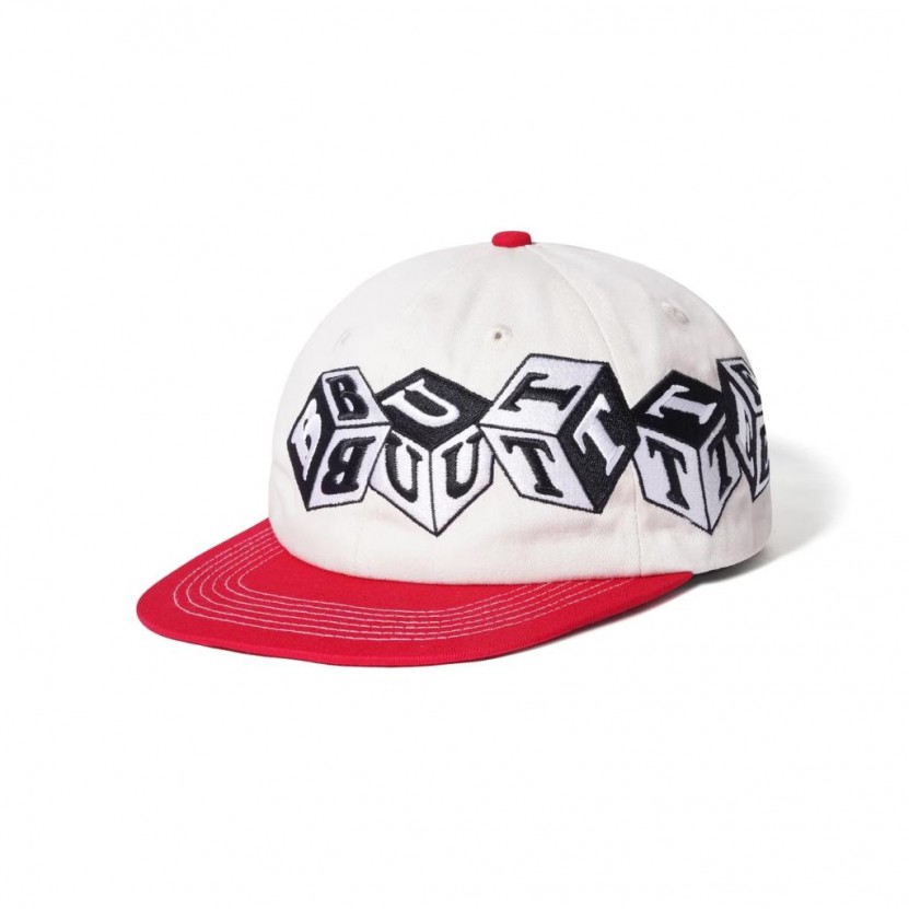 Gorra blanca y roja con logo blanco y negro BUTTER GOODS CUBES 6 PANEL CAP